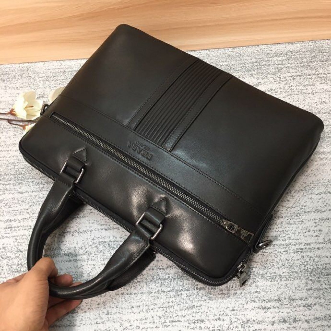 クラシカルな佇まいに都会的な雰囲気を添えたPRADAプラダコピー書類バッグなめらかなレザー調の質感とすっきりした横型デザインで通勤や商談にも活躍