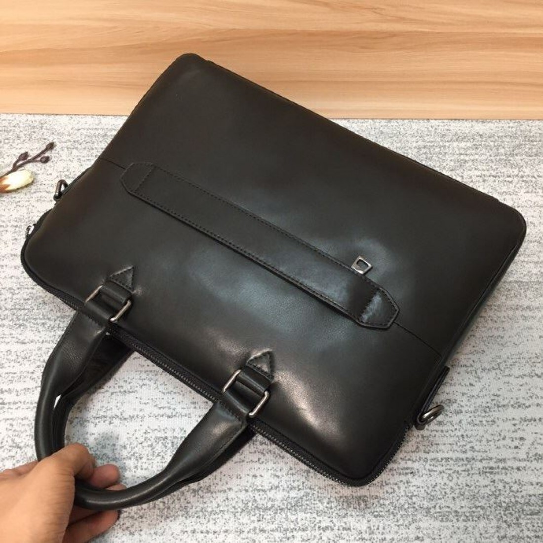 クラシカルな佇まいに都会的な雰囲気を添えたPRADAプラダコピー書類バッグなめらかなレザー調の質感とすっきりした横型デザインで通勤や商談にも活躍