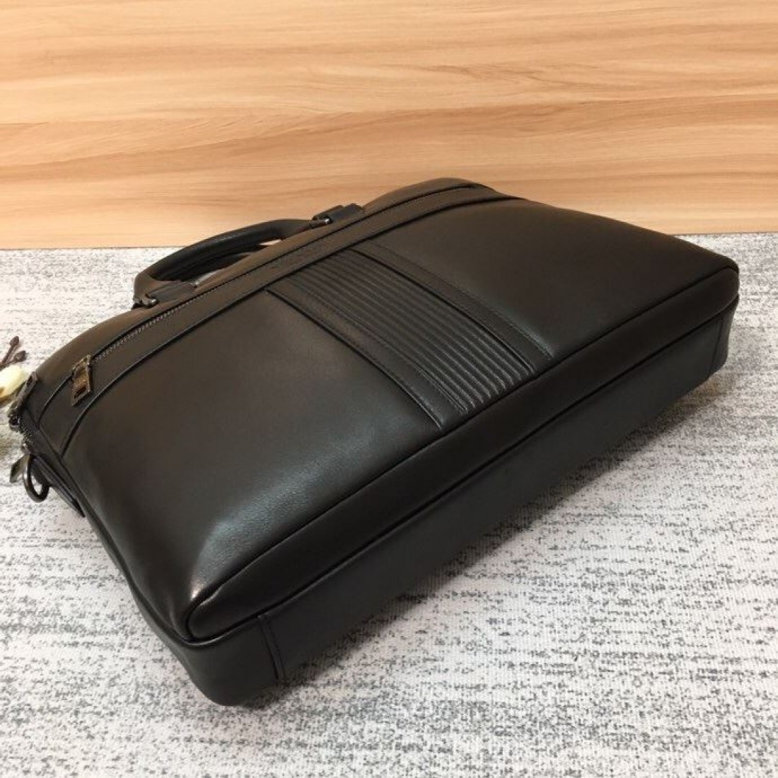 クラシカルな佇まいに都会的な雰囲気を添えたPRADAプラダコピー書類バッグなめらかなレザー調の質感とすっきりした横型デザインで通勤や商談にも活躍
