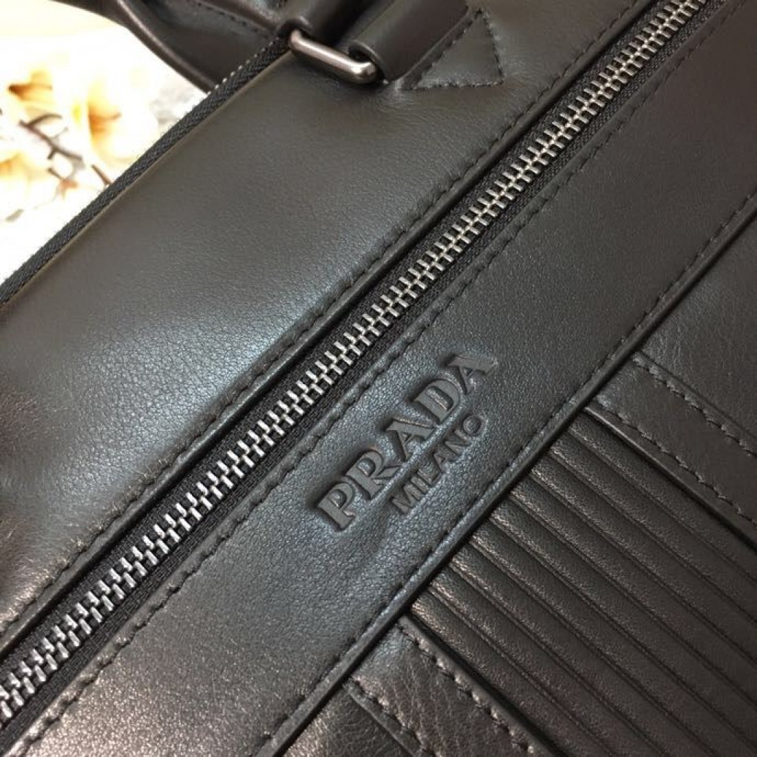 クラシカルな佇まいに都会的な雰囲気を添えたPRADAプラダコピー書類バッグなめらかなレザー調の質感とすっきりした横型デザインで通勤や商談にも活躍