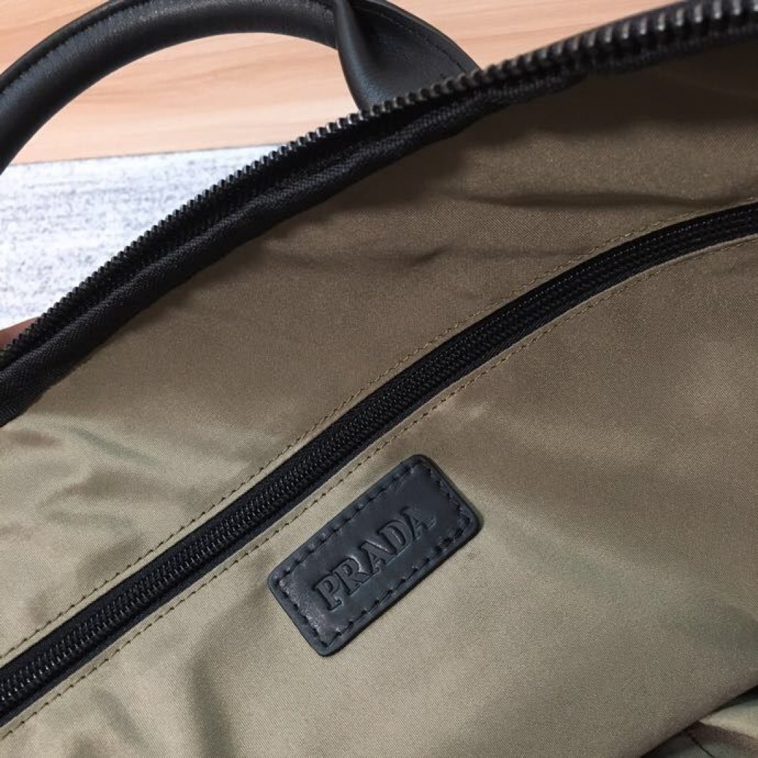 クラシカルな佇まいに都会的な雰囲気を添えたPRADAプラダコピー書類バッグなめらかなレザー調の質感とすっきりした横型デザインで通勤や商談にも活躍