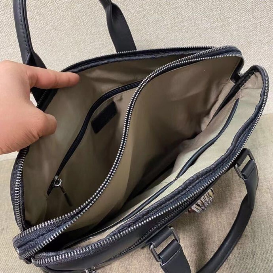 クラシカルな佇まいに都会的な雰囲気を添えたPRADAプラダコピー書類バッグなめらかなレザー調の質感とすっきりした横型デザインで通勤や商談にも活躍