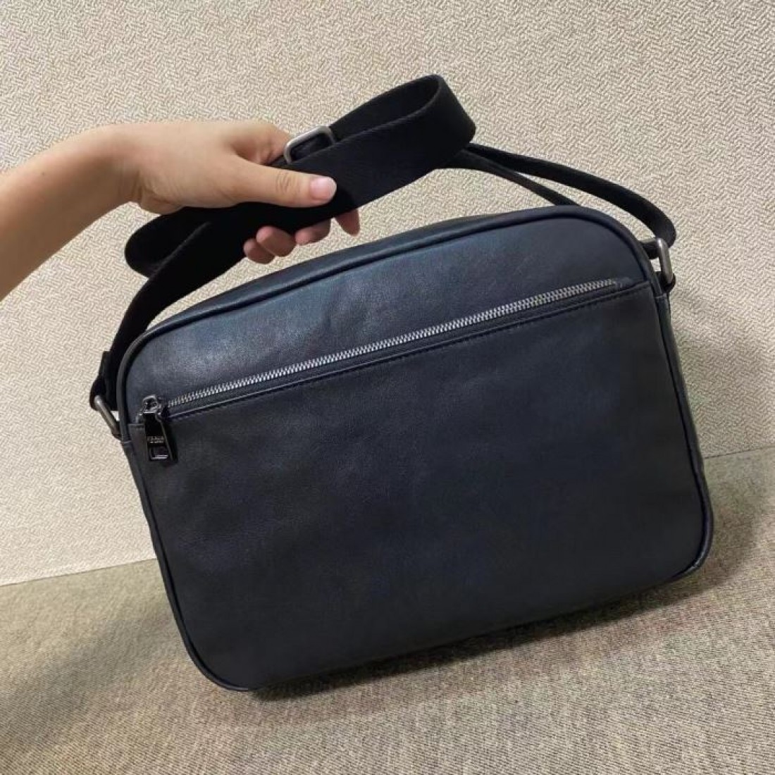 深みのあるネイビーブラックが渋いPRADAプラダコピーショルダーバッグフロントのダブルポケットが印象的な横型デザインで休日の街歩きに
