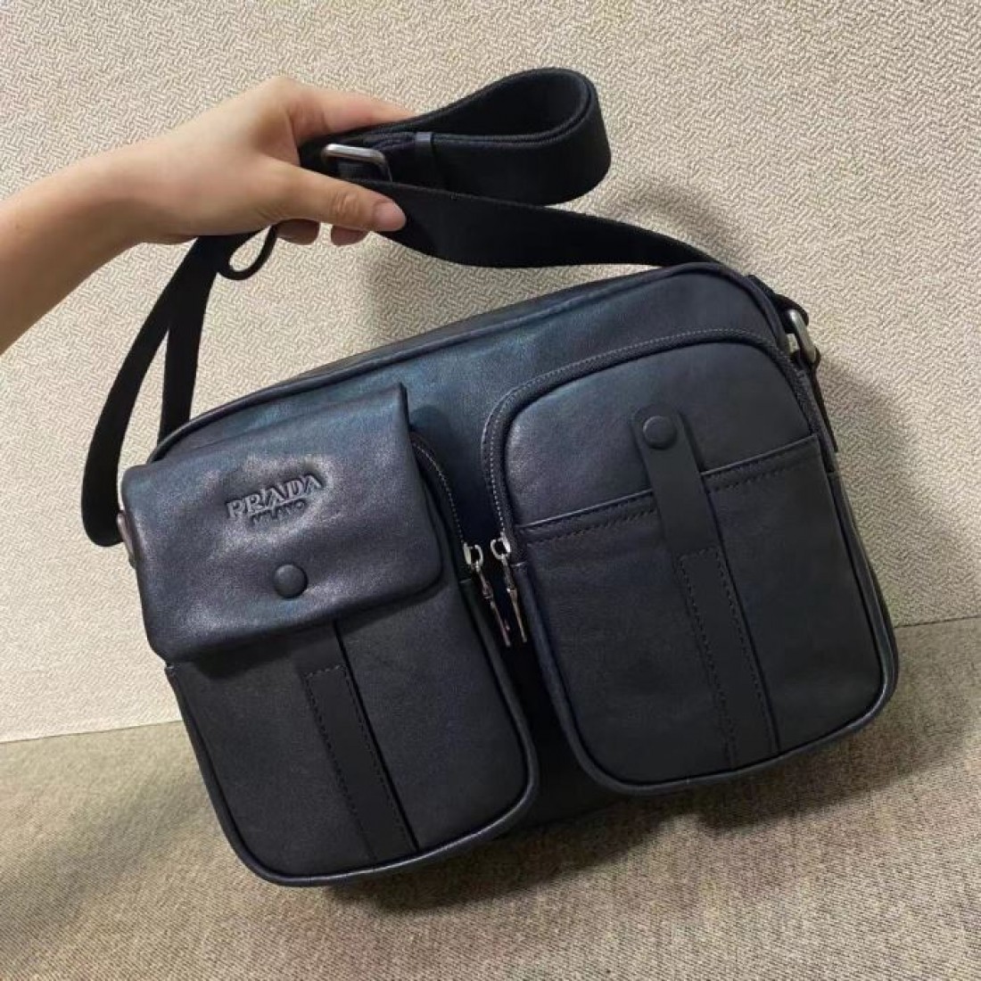深みのあるネイビーブラックが渋いPRADAプラダコピーショルダーバッグフロントのダブルポケットが印象的な横型デザインで休日の街歩きに