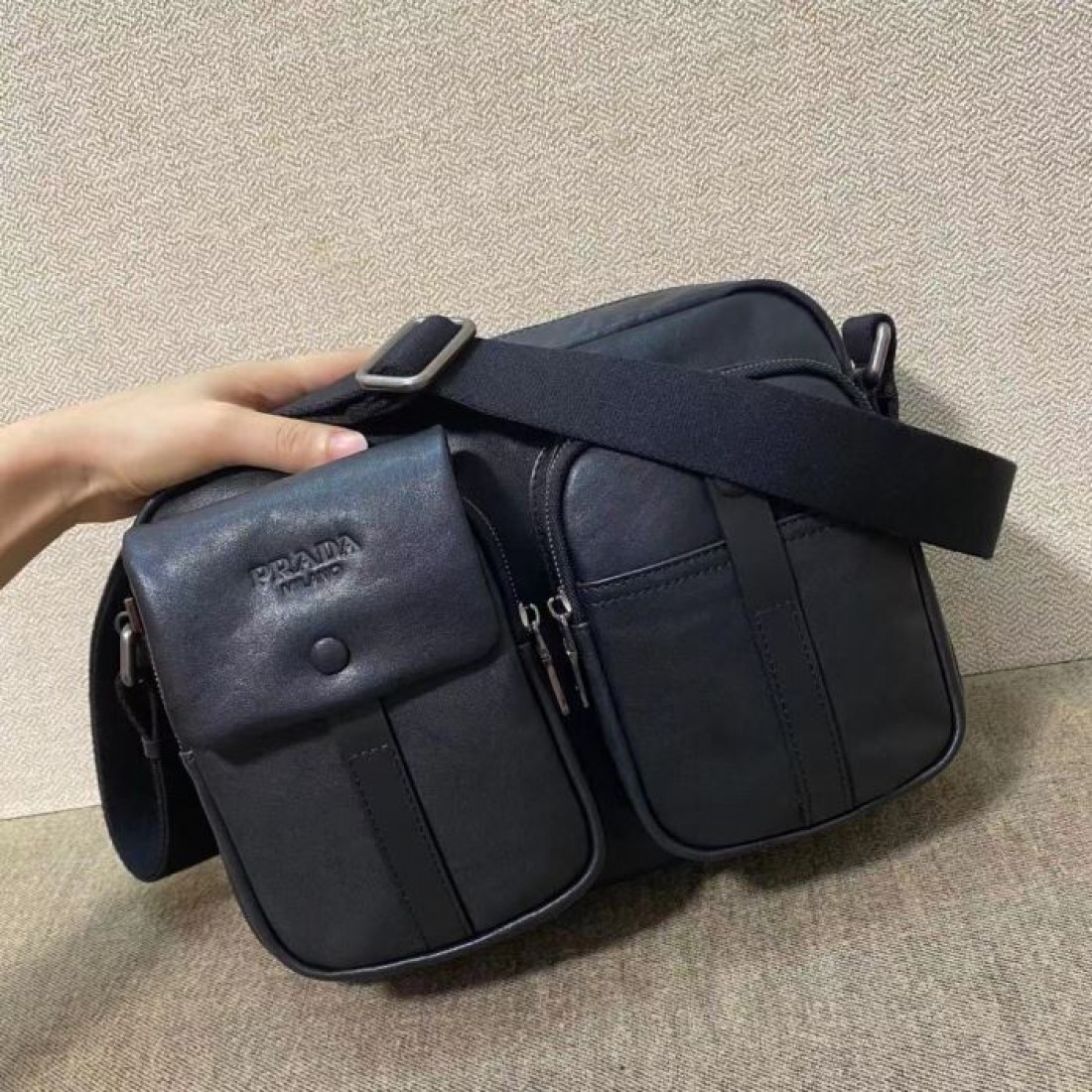深みのあるネイビーブラックが渋いPRADAプラダコピーショルダーバッグフロントのダブルポケットが印象的な横型デザインで休日の街歩きに
