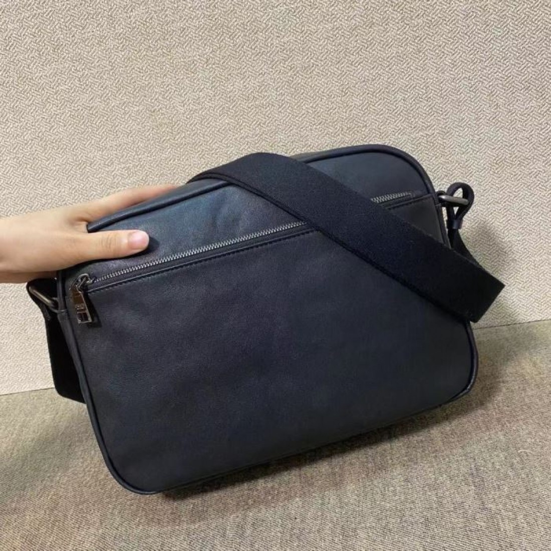 深みのあるネイビーブラックが渋いPRADAプラダコピーショルダーバッグフロントのダブルポケットが印象的な横型デザインで休日の街歩きに