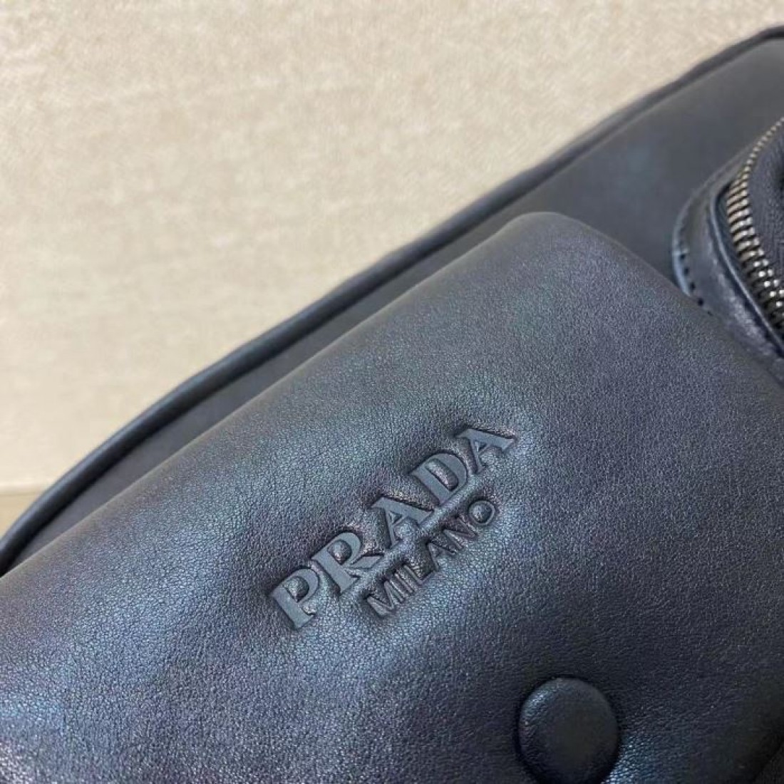 深みのあるネイビーブラックが渋いPRADAプラダコピーショルダーバッグフロントのダブルポケットが印象的な横型デザインで休日の街歩きに