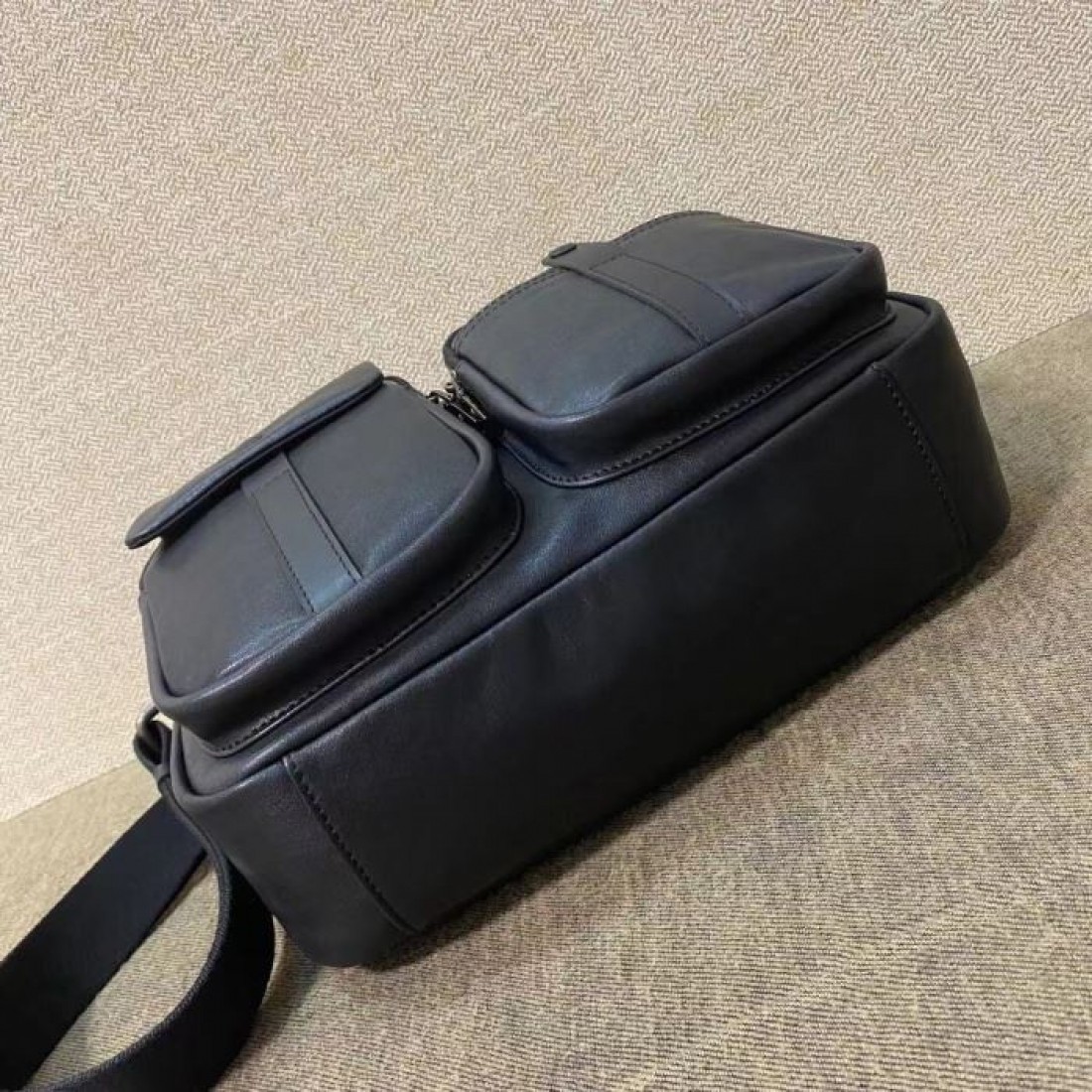 深みのあるネイビーブラックが渋いPRADAプラダコピーショルダーバッグフロントのダブルポケットが印象的な横型デザインで休日の街歩きに