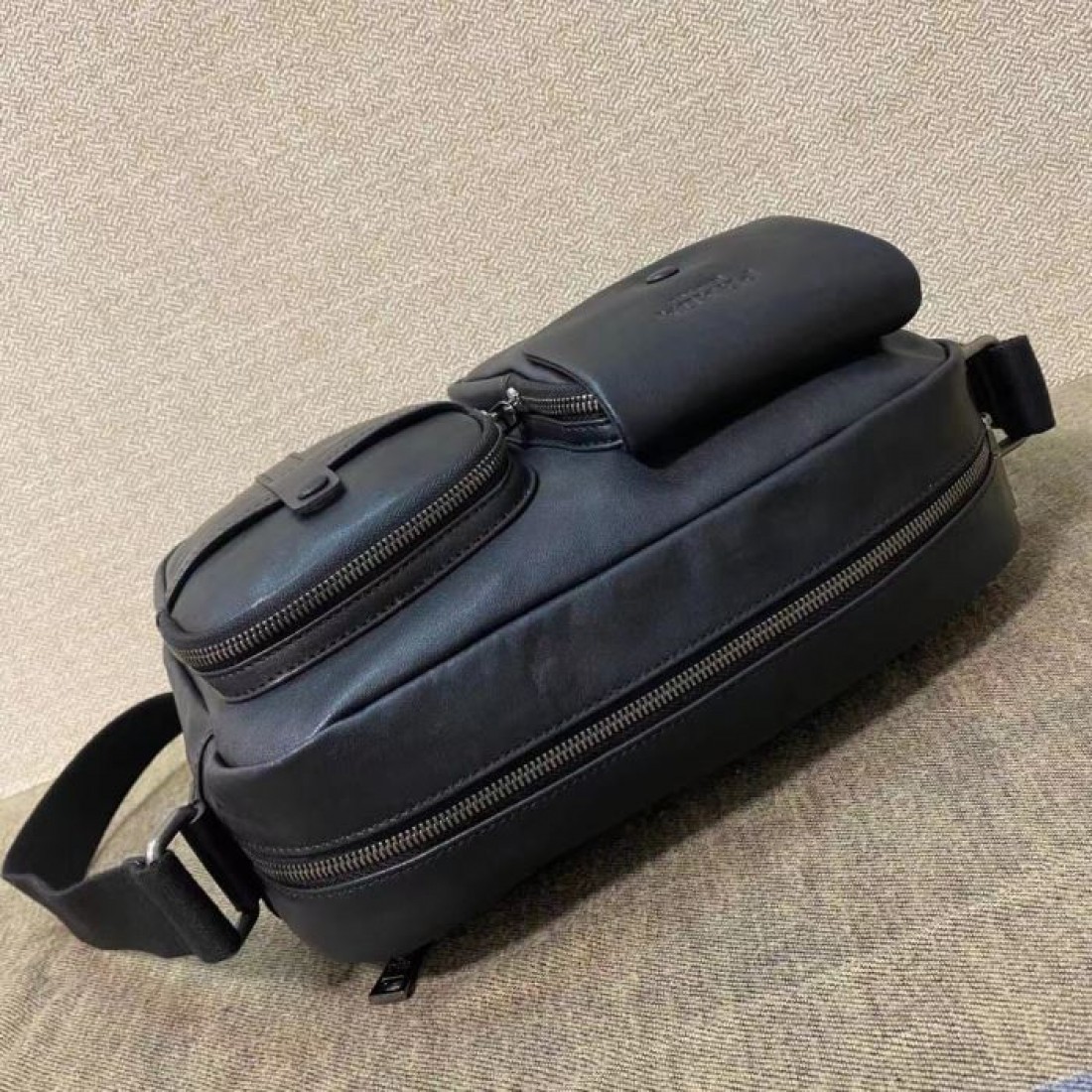 深みのあるネイビーブラックが渋いPRADAプラダコピーショルダーバッグフロントのダブルポケットが印象的な横型デザインで休日の街歩きに