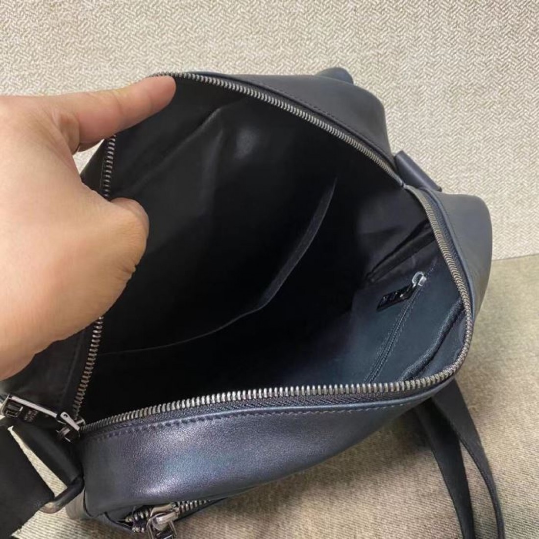 深みのあるネイビーブラックが渋いPRADAプラダコピーショルダーバッグフロントのダブルポケットが印象的な横型デザインで休日の街歩きに