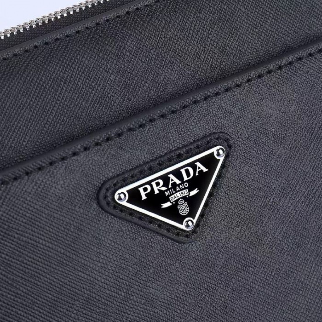 手首に掛けてスマートに持ち歩けるPRADAプラダコピーセカンドバッグすっきりとしたフラットデザインとファスナーポケットが便利なメンズ小物