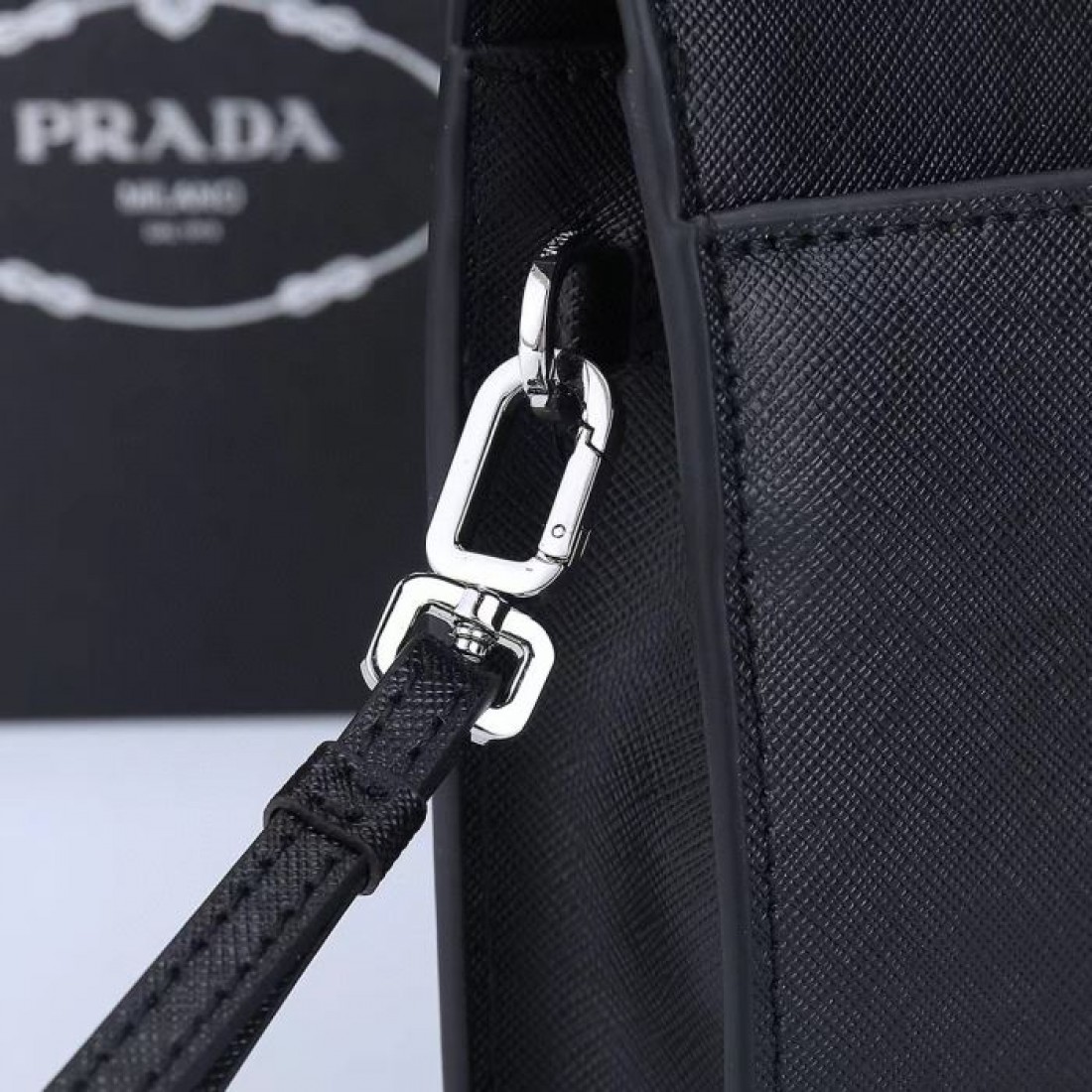手首に掛けてスマートに持ち歩けるPRADAプラダコピーセカンドバッグすっきりとしたフラットデザインとファスナーポケットが便利なメンズ小物