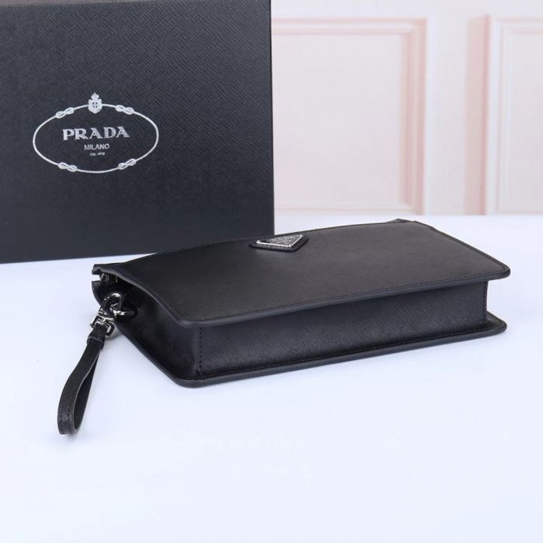 手首に掛けてスマートに持ち歩けるPRADAプラダコピーセカンドバッグすっきりとしたフラットデザインとファスナーポケットが便利なメンズ小物