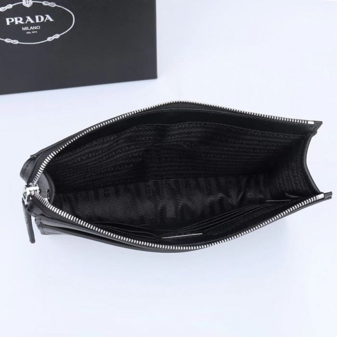手首に掛けてスマートに持ち歩けるPRADAプラダコピーセカンドバッグすっきりとしたフラットデザインとファスナーポケットが便利なメンズ小物