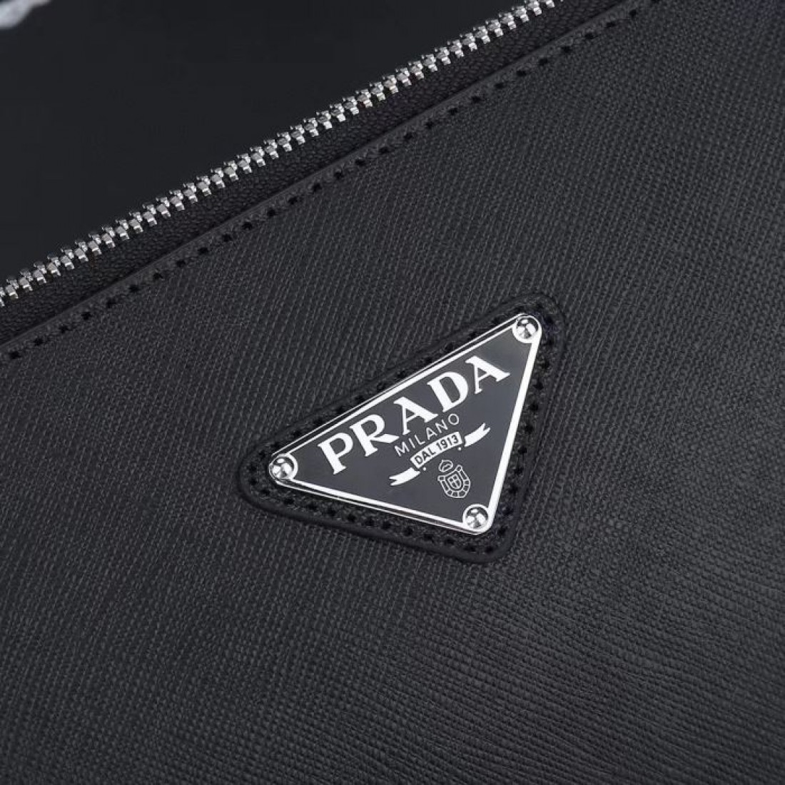 洗練されたブラックと上品な三角ロゴが印象的なPRADAプラダコピークラッチバッグ手首に掛けて持ち歩けるストラップ付きでビジネスから普段使いまで活躍