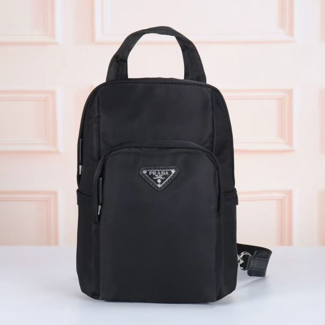 休日の街歩きにさりげない高級感を添えるPRADA...