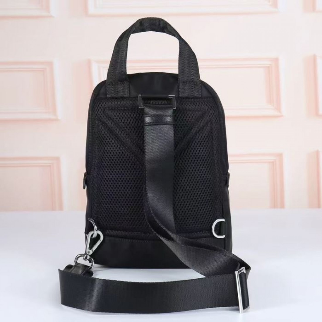 休日の街歩きにさりげない高級感を添えるPRADAプラダコピーバックパックブラックの落ち着いた佇まいと収納しやすいポケットが魅力