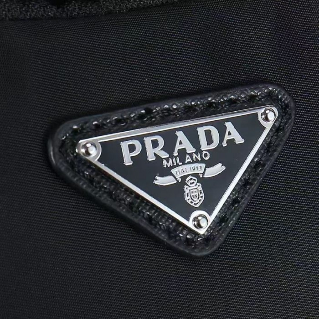 休日の街歩きにさりげない高級感を添えるPRADAプラダコピーバックパックブラックの落ち着いた佇まいと収納しやすいポケットが魅力