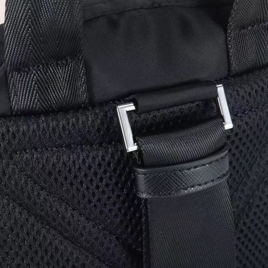 休日の街歩きにさりげない高級感を添えるPRADAプラダコピーバックパックブラックの落ち着いた佇まいと収納しやすいポケットが魅力