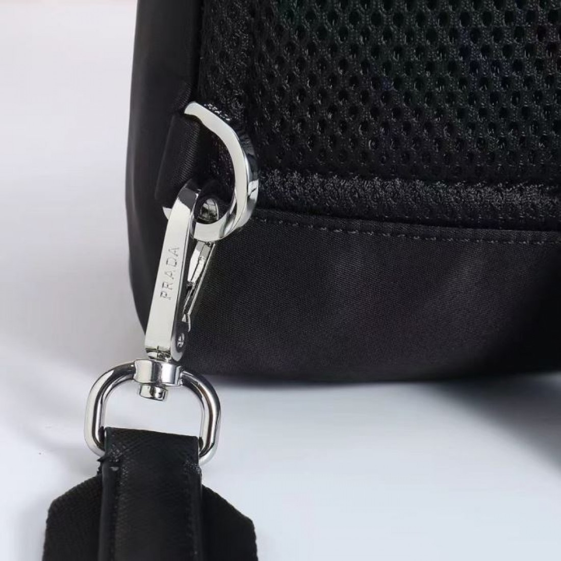 休日の街歩きにさりげない高級感を添えるPRADAプラダコピーバックパックブラックの落ち着いた佇まいと収納しやすいポケットが魅力