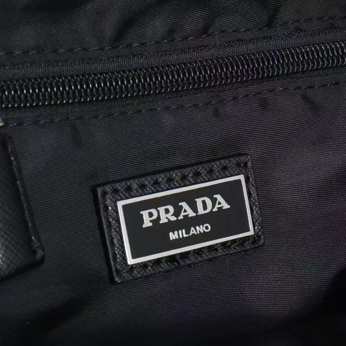 休日の街歩きにさりげない高級感を添えるPRADAプラダコピーバックパックブラックの落ち着いた佇まいと収納しやすいポケットが魅力