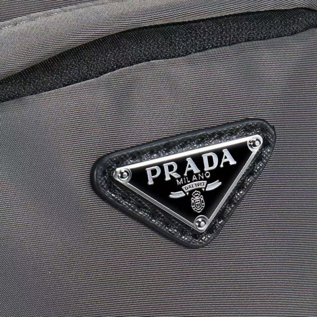 上品なチャコールグレーで季節を問わず使いやすいPRADAプラダコピーリュックコンパクトな見た目と実用的な収納を両立した街歩きや旅行のお供に