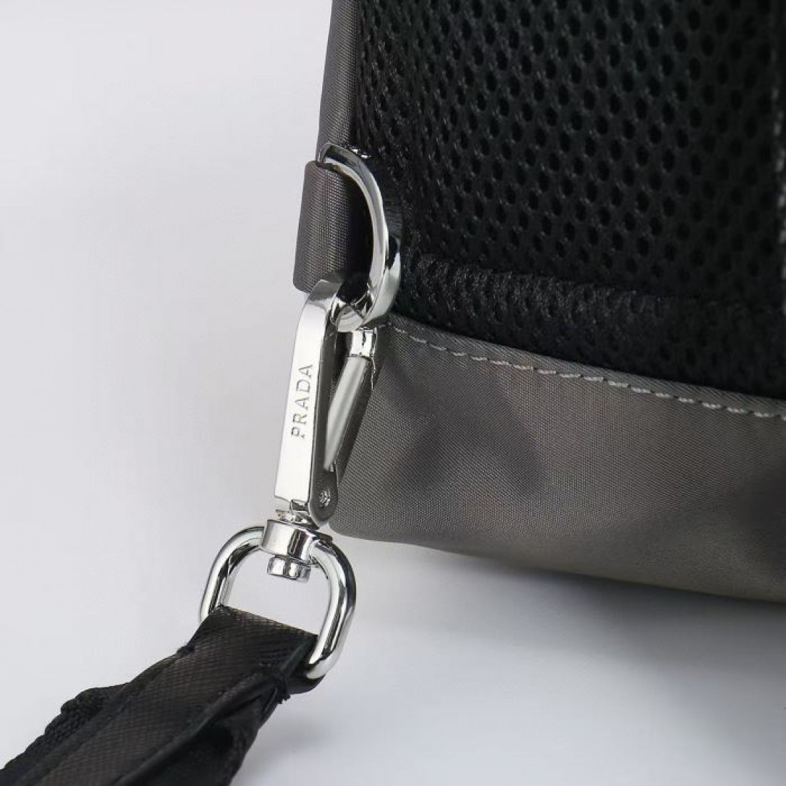 上品なチャコールグレーで季節を問わず使いやすいPRADAプラダコピーリュックコンパクトな見た目と実用的な収納を両立した街歩きや旅行のお供に