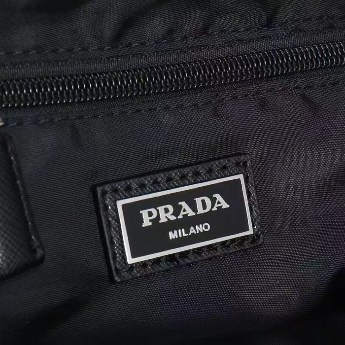 上品なチャコールグレーで季節を問わず使いやすいPRADAプラダコピーリュックコンパクトな見た目と実用的な収納を両立した街歩きや旅行のお供に