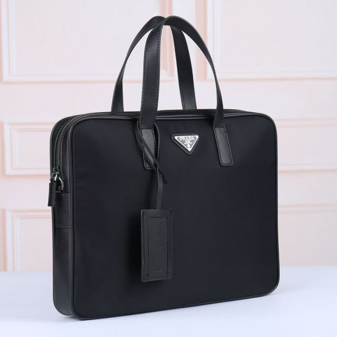 フロントレザータグ レザー調トリム PRADA プラダ コピー 2WAYバッグ ブラック 書類携帯 スーツコーデ