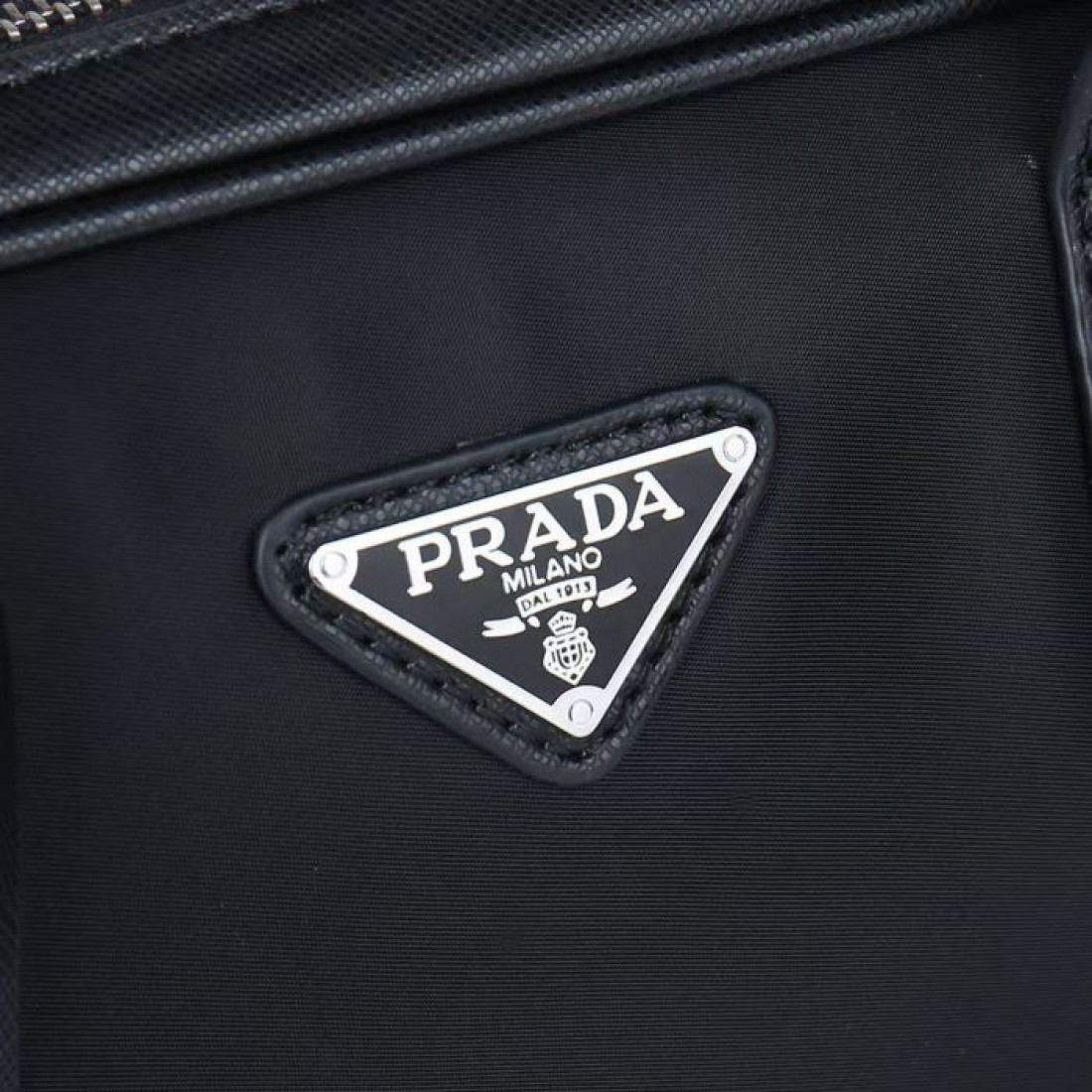 フロントレザータグ レザー調トリム PRADA プラダ コピー 2WAYバッグ ブラック 書類携帯 スーツコーデ