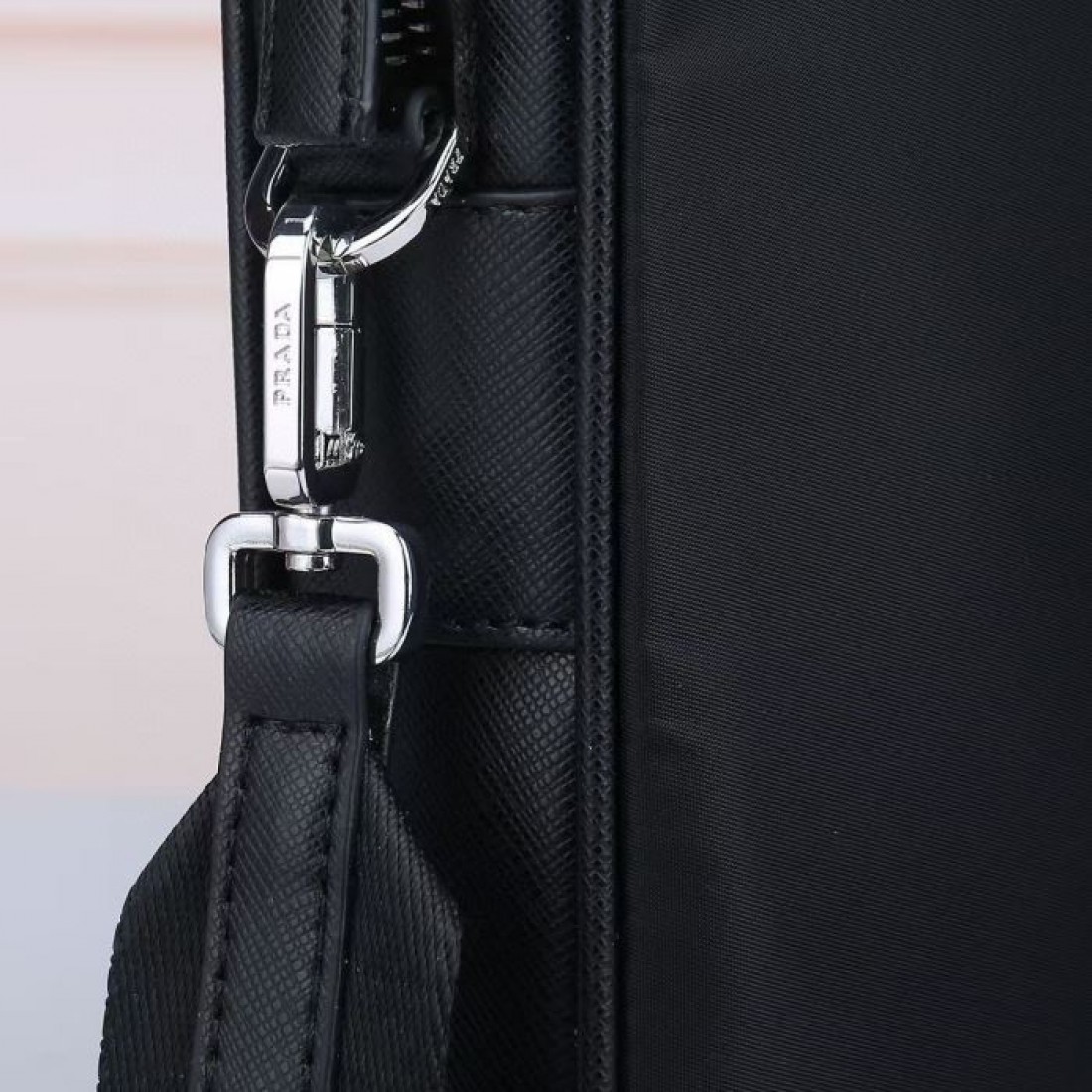 フロントレザータグ レザー調トリム PRADA プラダ コピー 2WAYバッグ ブラック 書類携帯 スーツコーデ