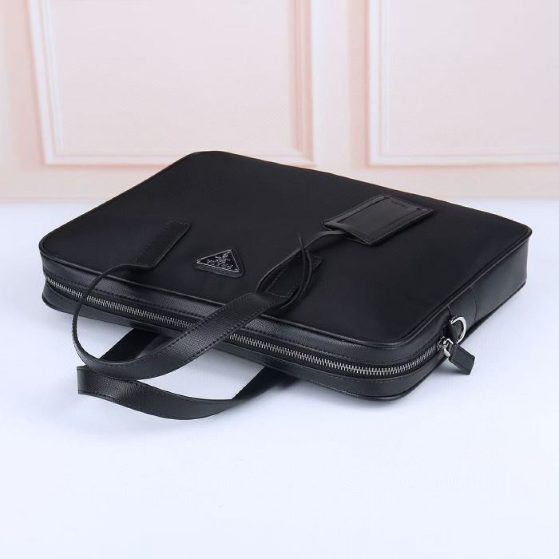 フロントレザータグ レザー調トリム PRADA プラダ コピー 2WAYバッグ ブラック 書類携帯 スーツコーデ