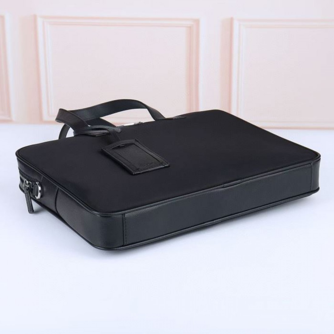 フロントレザータグ レザー調トリム PRADA プラダ コピー 2WAYバッグ ブラック 書類携帯 スーツコーデ