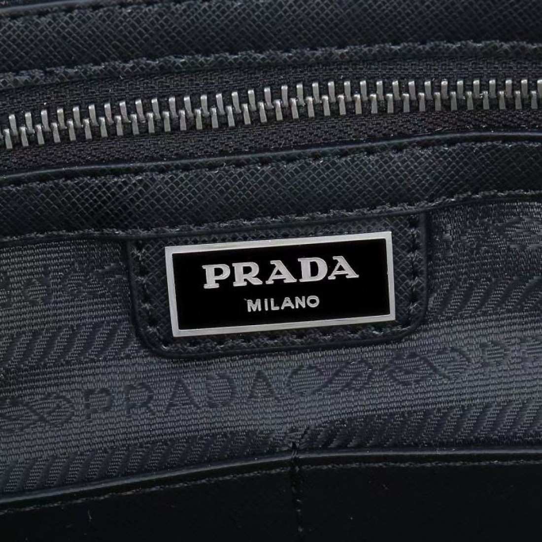 フロントレザータグ レザー調トリム PRADA プラダ コピー 2WAYバッグ ブラック 書類携帯 スーツコーデ