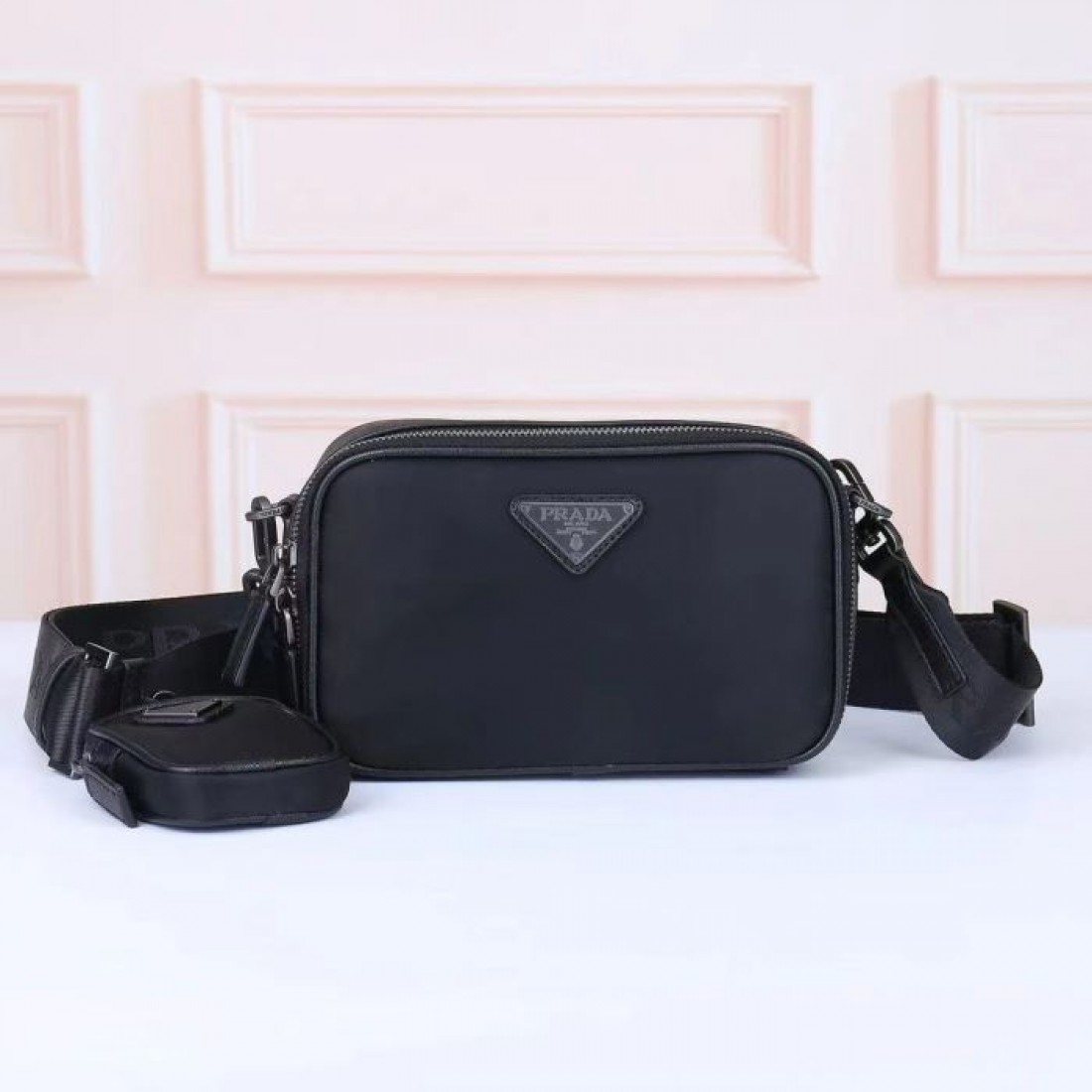 オールブラック 三角エンブレム PRADA プラ...