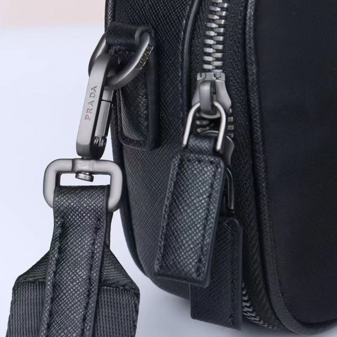 オールブラック 三角エンブレム PRADA プラダ コピー ショルダーバッグ 横型ミニスクエア 都会派カジュアル