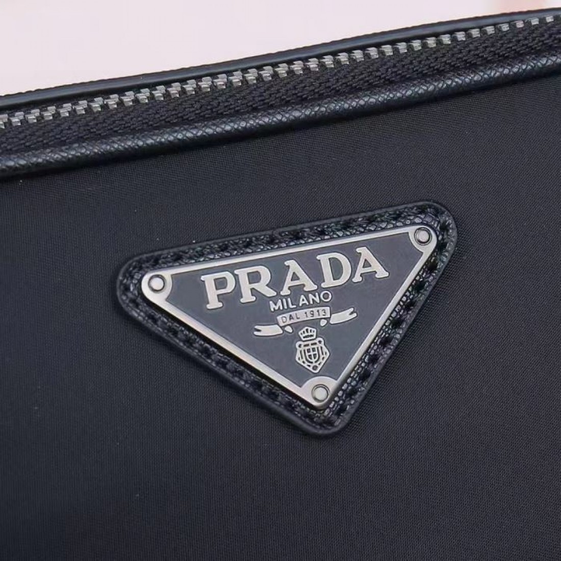 オールブラック 三角エンブレム PRADA プラダ コピー ショルダーバッグ 横型ミニスクエア 都会派カジュアル
