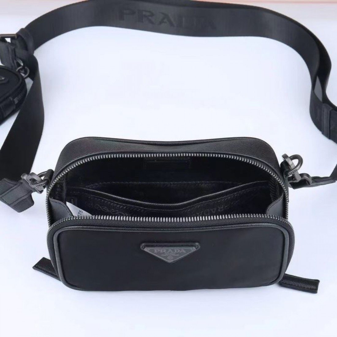 オールブラック 三角エンブレム PRADA プラダ コピー ショルダーバッグ 横型ミニスクエア 都会派カジュアル