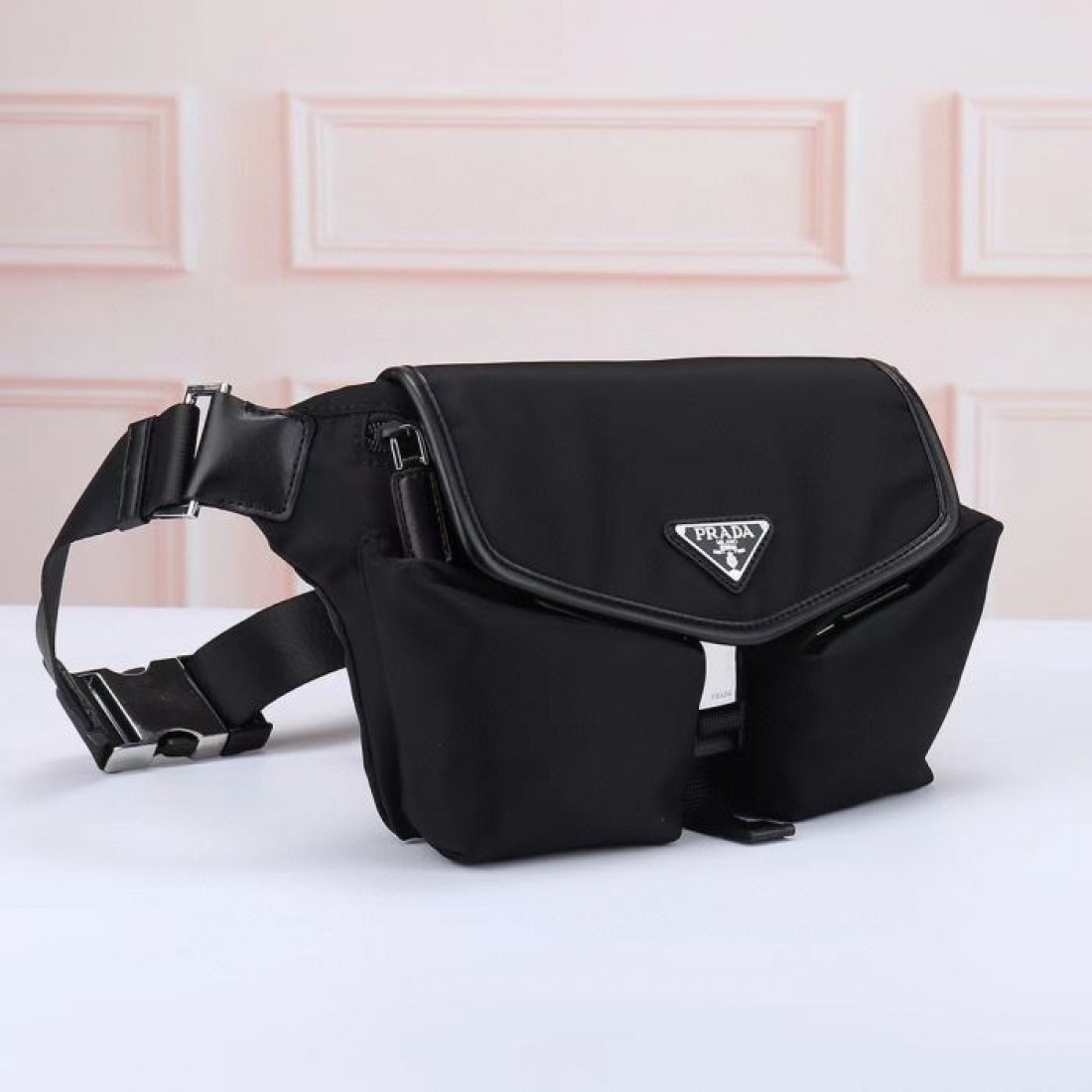 マットブラック 左右立体ポケット PRADA プラダ コピー ウエストバッグ 曲線フラップ メンズストリート