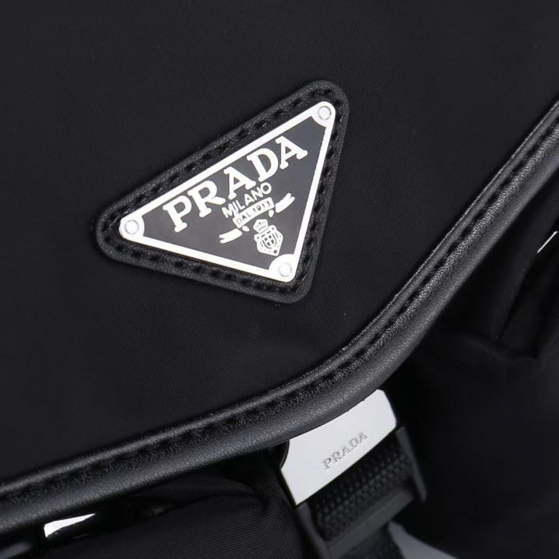 マットブラック 左右立体ポケット PRADA プラダ コピー ウエストバッグ 曲線フラップ メンズストリート