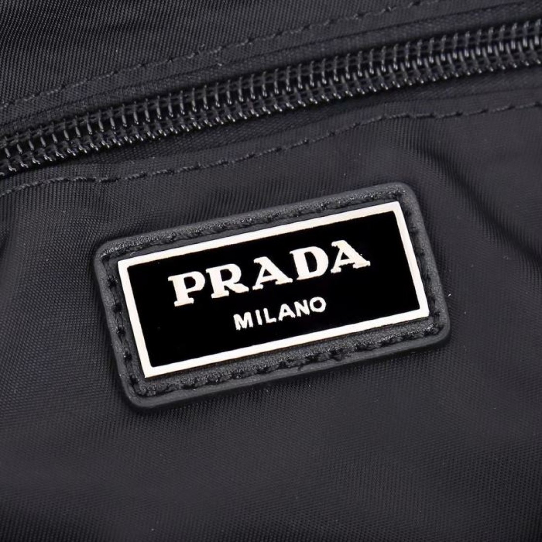 マットブラック 左右立体ポケット PRADA プラダ コピー ウエストバッグ 曲線フラップ メンズストリート