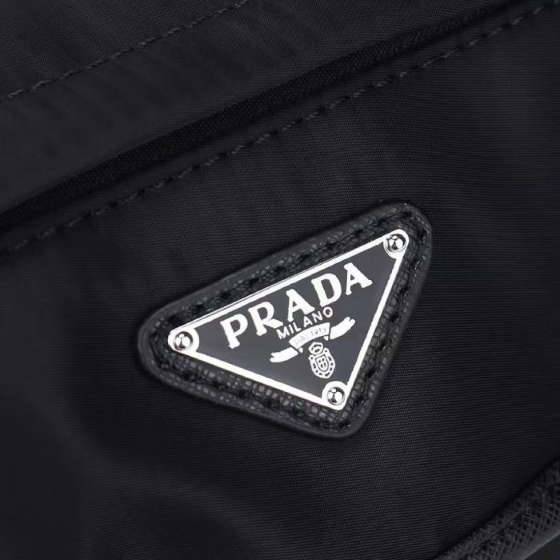 ナイロン調素材 センターベルト装飾 PRADA プラダ コピー クロスボディバッグ 幅広ショルダー 休日旅行 斜め掛け