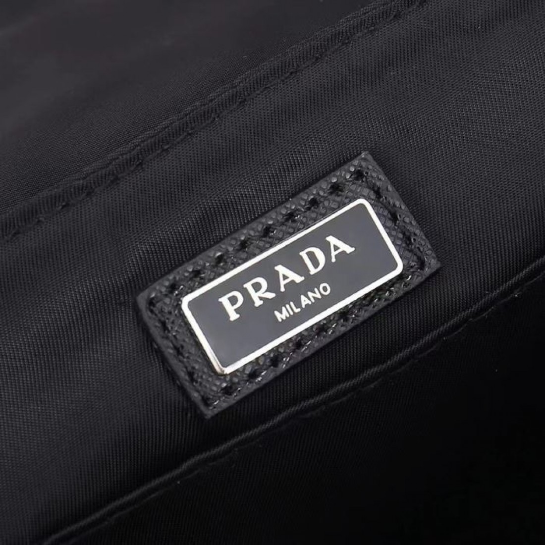 ナイロン調素材 センターベルト装飾 PRADA プラダ コピー クロスボディバッグ 幅広ショルダー 休日旅行 斜め掛け
