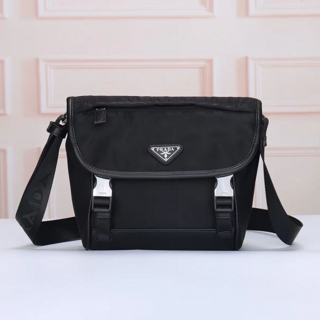 漆黒ナイロン調 フラップ開閉 PRADA プラダ...