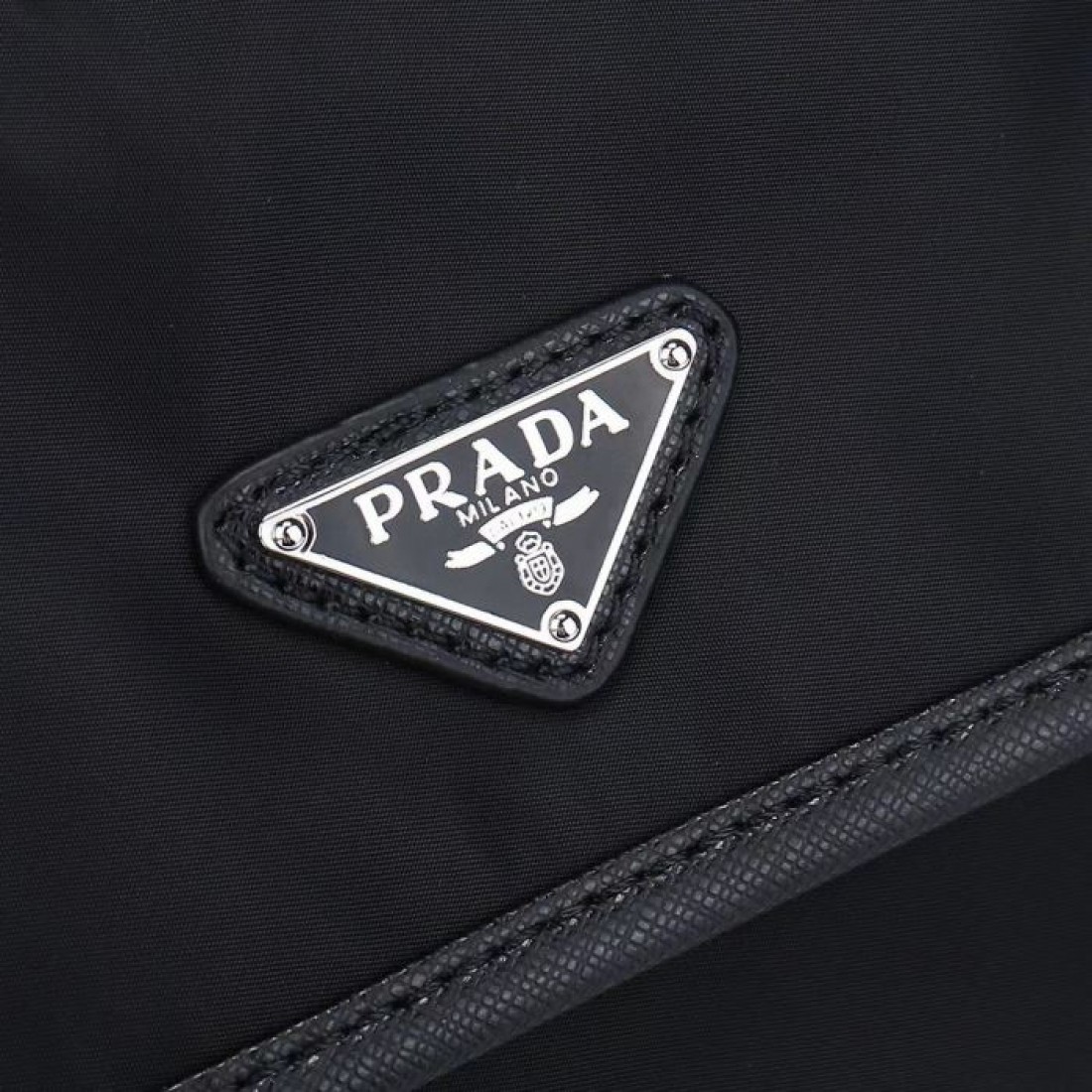 漆黒ナイロン調 フラップ開閉 PRADA プラダ コピー ショルダーバッグ ダブルバックル メンズ街歩き
