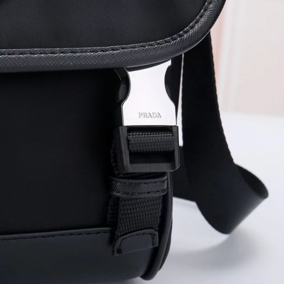 漆黒ナイロン調 フラップ開閉 PRADA プラダ コピー ショルダーバッグ ダブルバックル メンズ街歩き