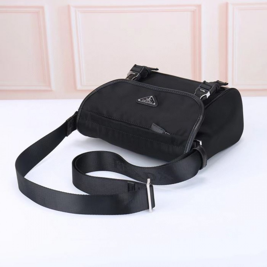 漆黒ナイロン調 フラップ開閉 PRADA プラダ コピー ショルダーバッグ ダブルバックル メンズ街歩き