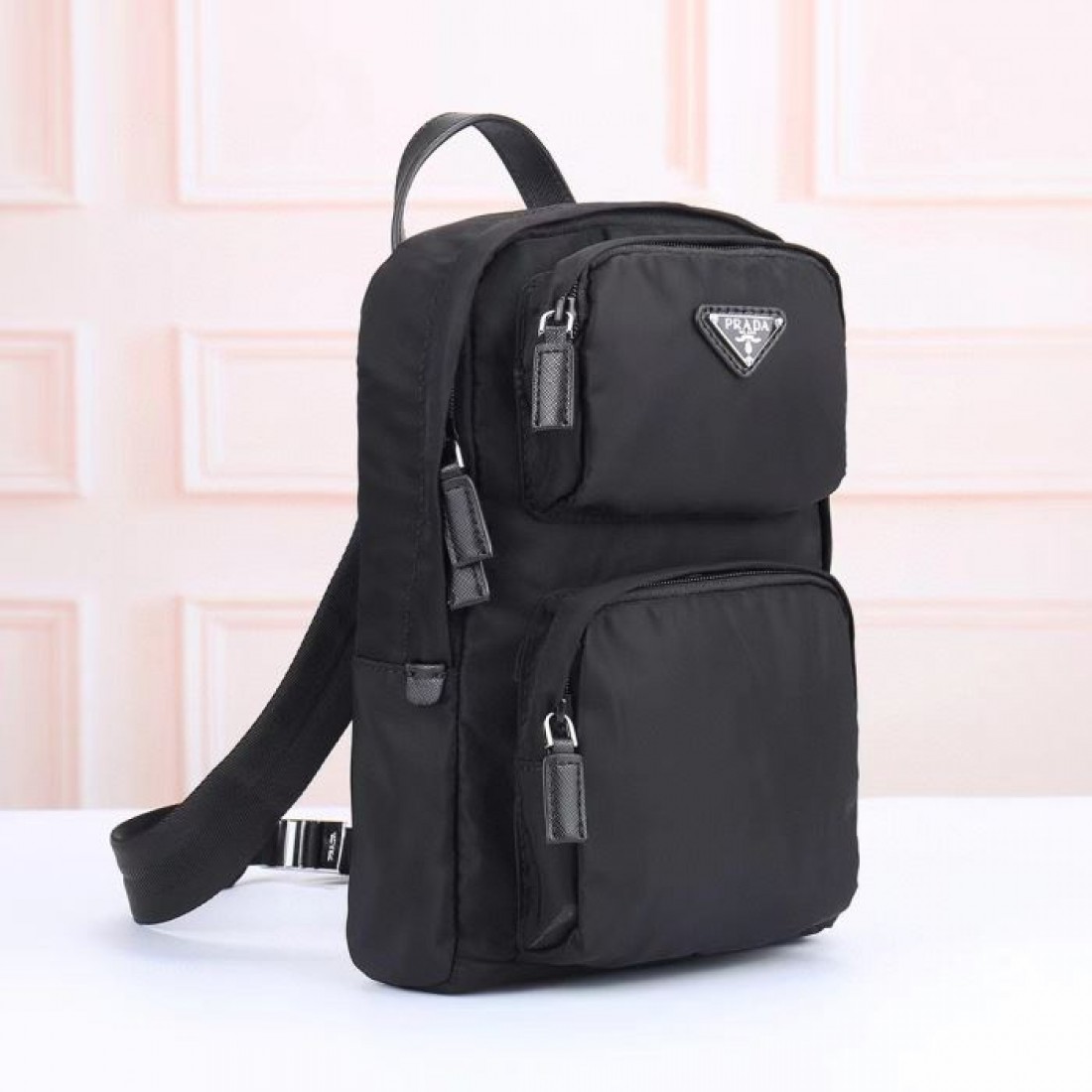 上下独立ポケット トップハンドル付き PRADA プラダ コピー スリングバッグ 斜め掛け 旅行サブバッグ デイリーユース