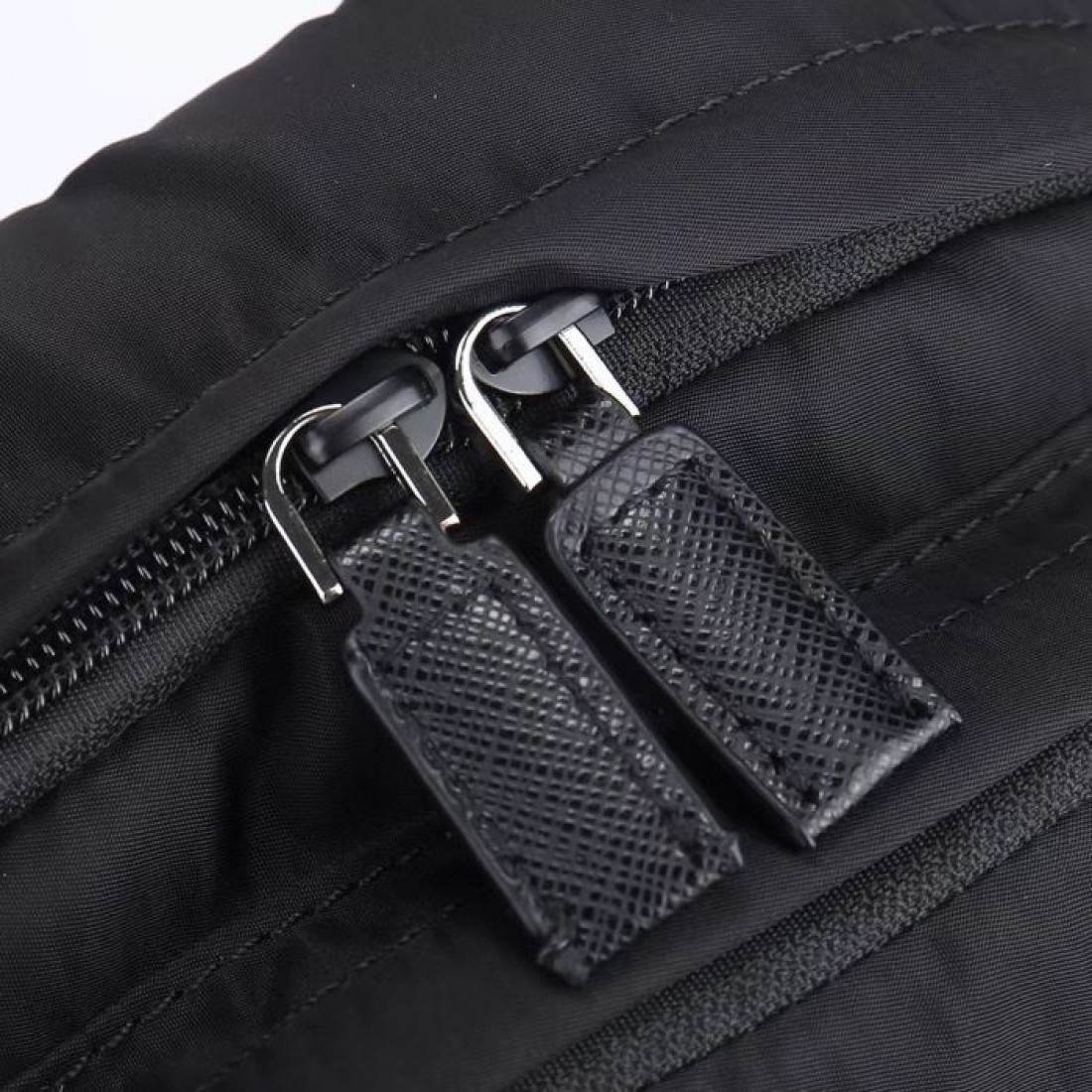 上下独立ポケット トップハンドル付き PRADA プラダ コピー スリングバッグ 斜め掛け 旅行サブバッグ デイリーユース