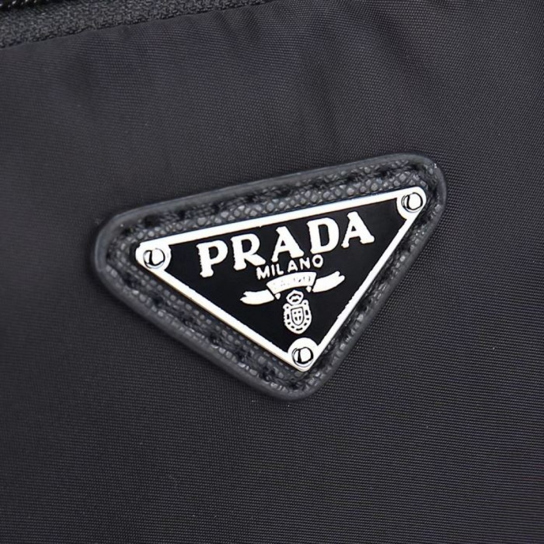 上下独立ポケット トップハンドル付き PRADA プラダ コピー スリングバッグ 斜め掛け 旅行サブバッグ デイリーユース